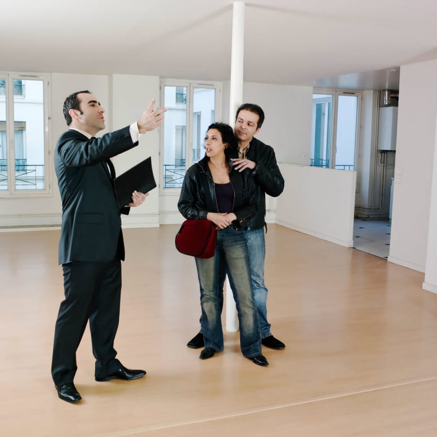 Qual é o vínculo dos corretores de imóveis com a imobiliária?